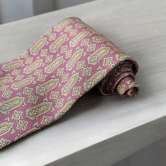 Giorgio Armani Made in Italy 100% Silk Geometric Unisex Neck Tie (4" W X 55"L) - Picture 2 of 4